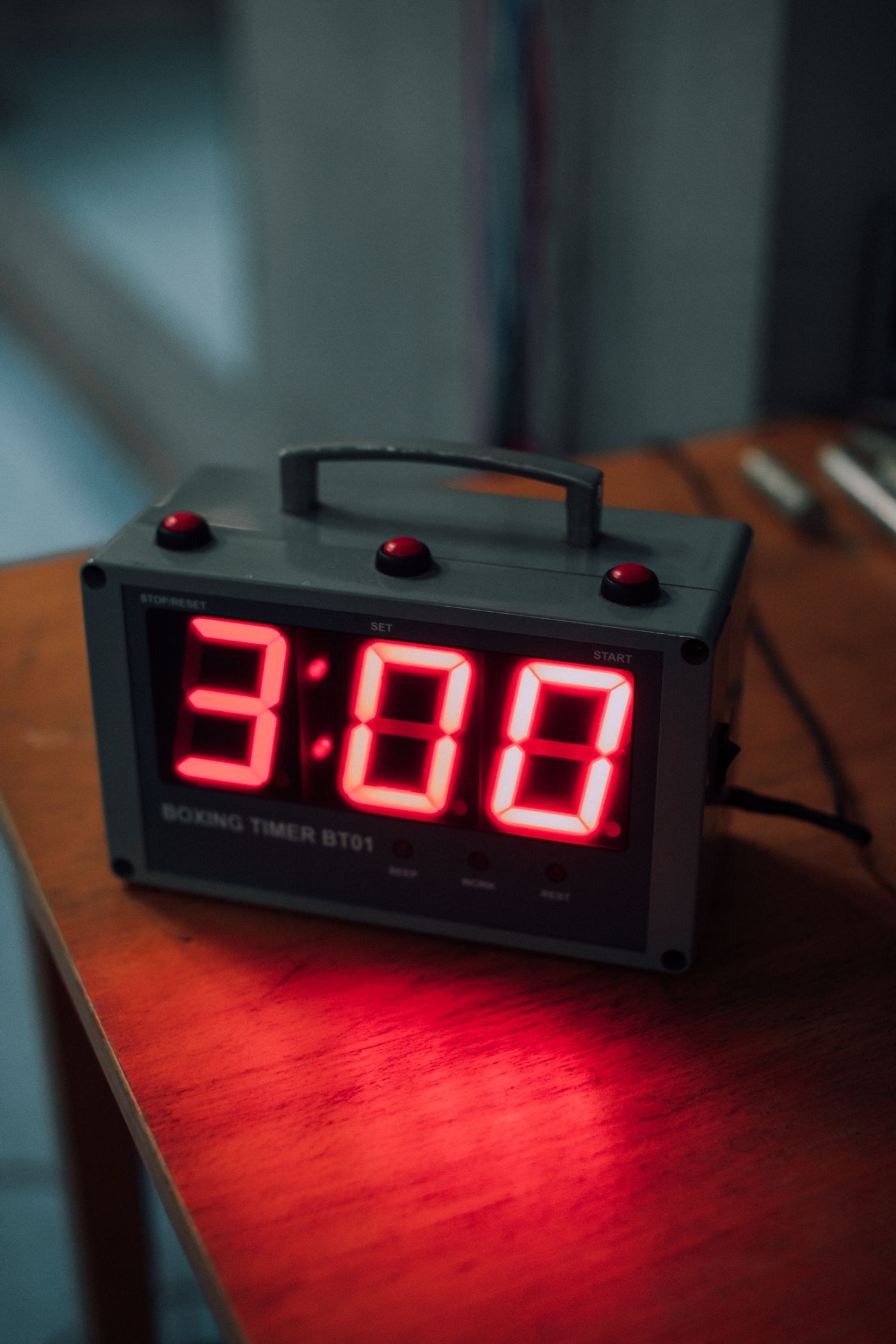 A digital interval timer displaying three minutes.